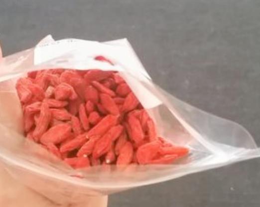 如何保存枸杞不变色不发黄,枸杞过期了没发霉还能泡水吗