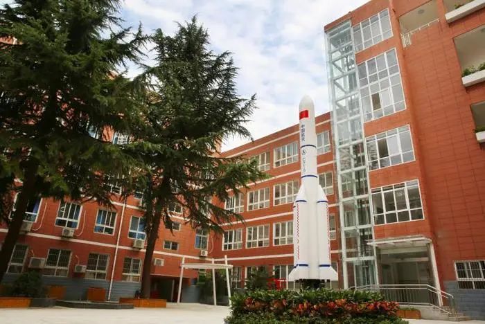 报民校的为何明显减少？家长说：家门口的好学校多了