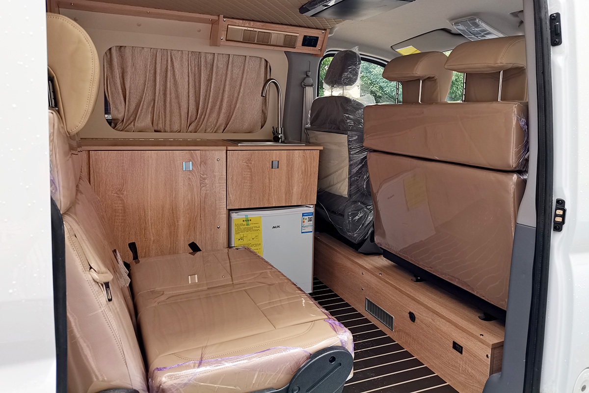 短轴B型还带折叠抽拉式卫生间远足也可冲凉的小胖虎房车