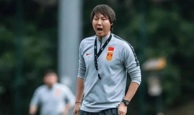 武磊荣登世界杯海报,武磊国家队亮球衣