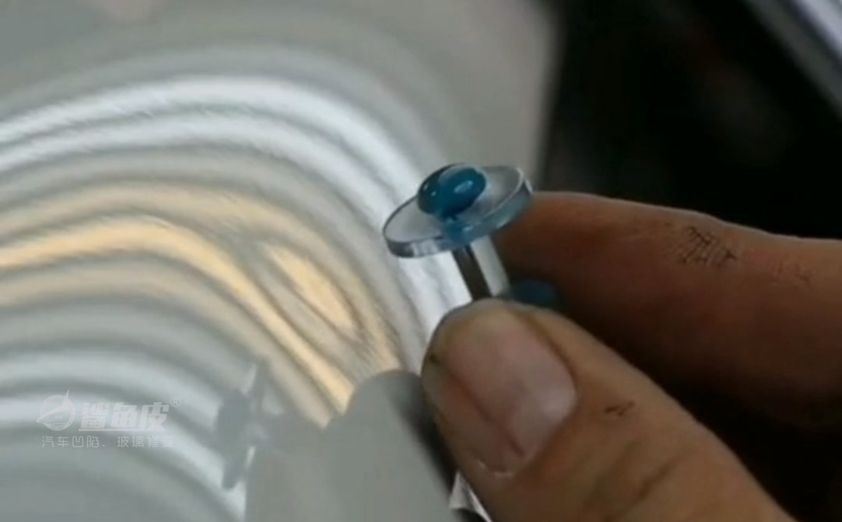 汽车a柱凹陷修复小窍门,运损车a柱有一个小坑