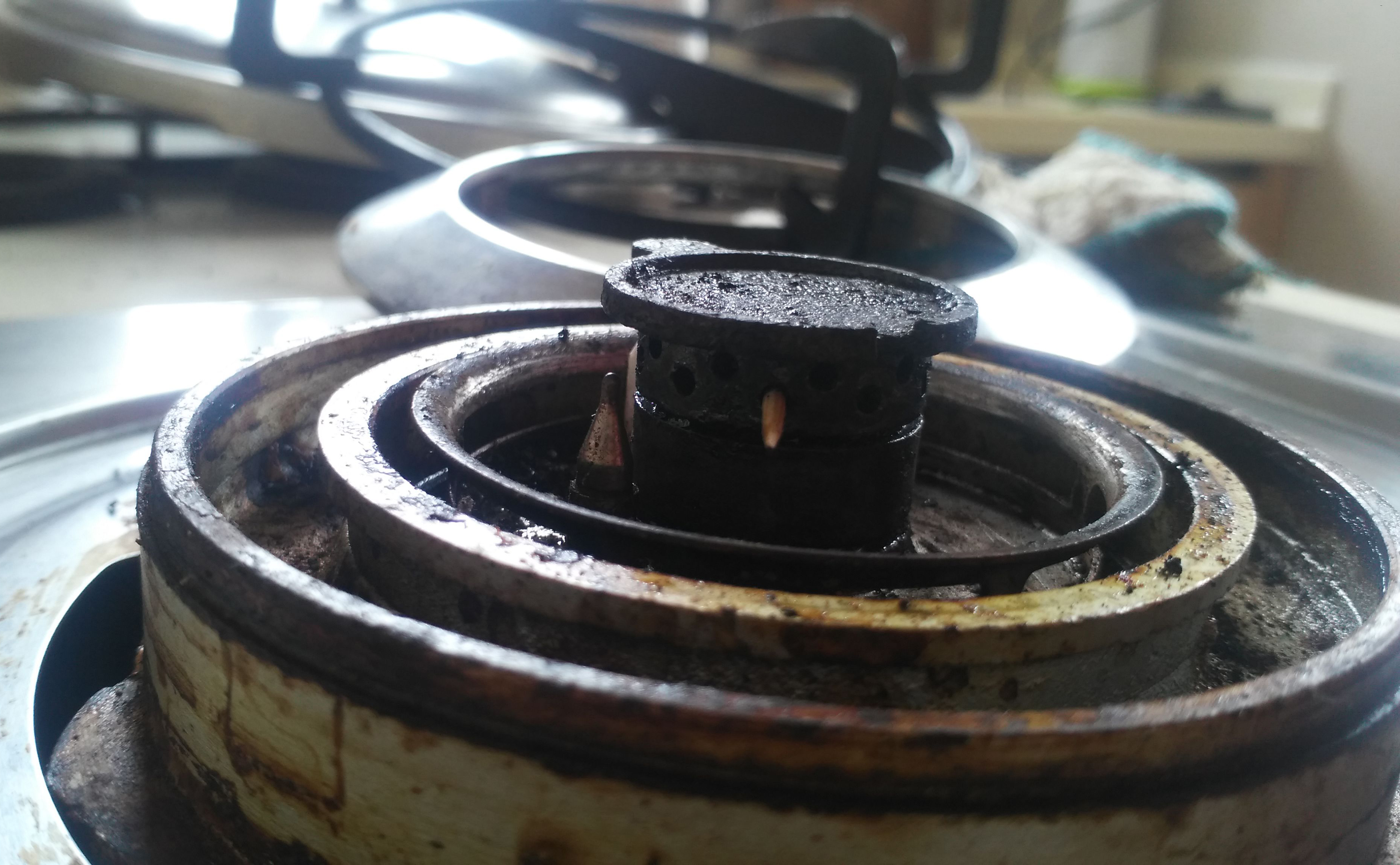 燃气灶打不着火松手就灭怎么办,燃气灶打不着火松手就灭是啥原因