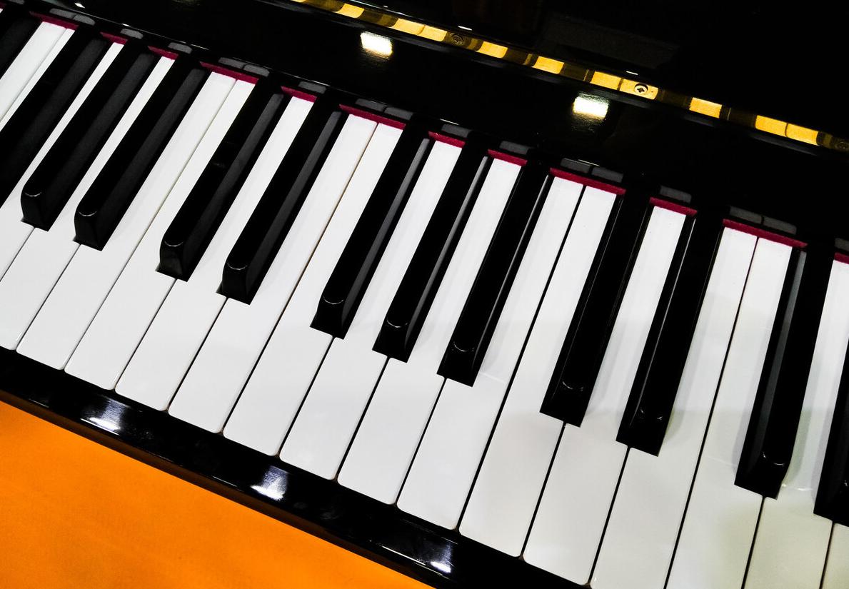 如何快速的提升钢琴技术,怎样提高弹钢琴的速度