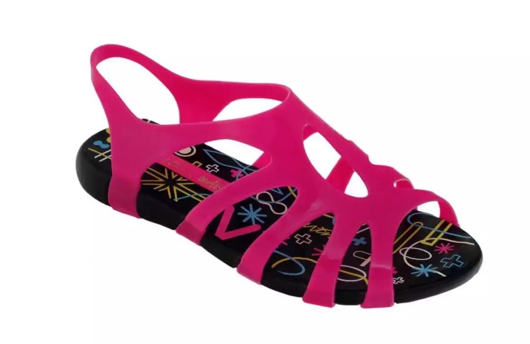 凯瑞姆、扎哈都有为梅丽莎设计过塑料鞋？没错，而且还怪好看的！