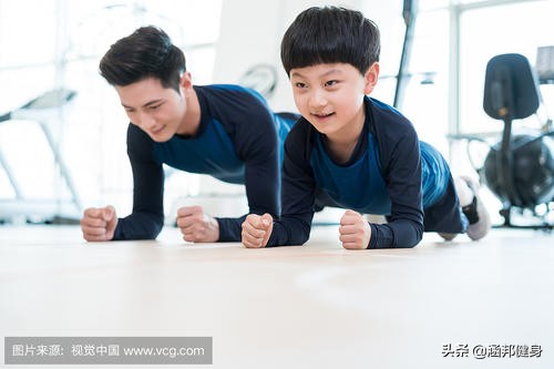 平板支撑真的能练到腹部,平板撑一周训练计划