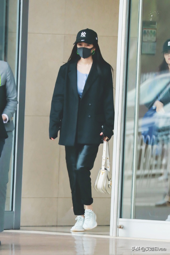 杨幂发嗲,杨幂身穿白色短裙气场十分强大