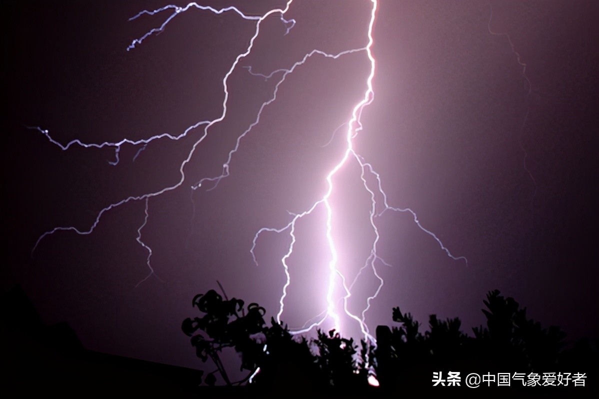 印度一场闪电劈死了多少人,印度季风气候原因