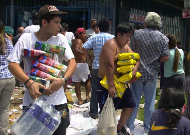 此国每十年一次经济危机白领上街翻垃圾，专抢华人超市过活