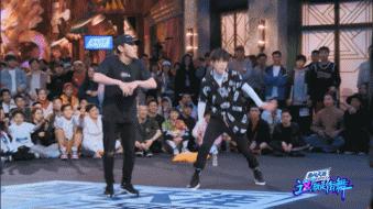 易烊千玺打游戏赢和输的状态,易烊千玺是演员歌手舞者原视频