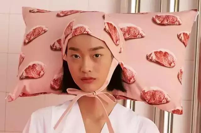 一到冬天，设计师就开始放飞自我，UGG出了一款“麻袋”？