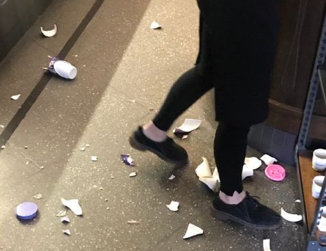 星巴克真香警告：猫爪虽香，小心挠伤