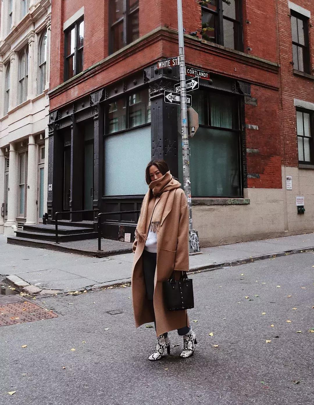 适合羽绒服显脸小围巾的系法,怎么给女生系围巾不会显脸小