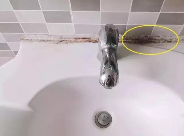 洗碗台有缝隙,发黑又发霉?装修师傅教你一招,5秒消灭霉菌污垢