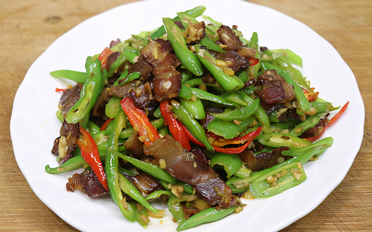 青椒腊肉炒蒜苔,青椒炒腊肉家常做法全过程