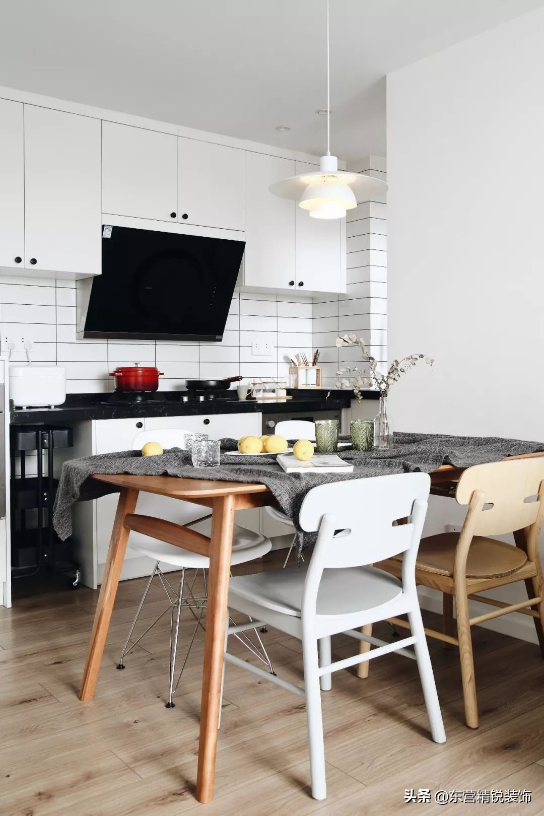 餐厨一体设计让空间显得很宽敞,餐厨客厅一体设计效果图