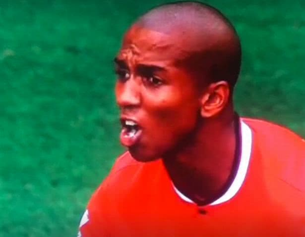 曼联老队长揭吃鸟粪开光真相,老婆孩子都嘲笑他!自曝曾拒利物浦