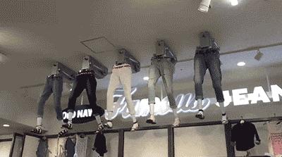 空中一字马搞笑图,一个突如其来的一字马