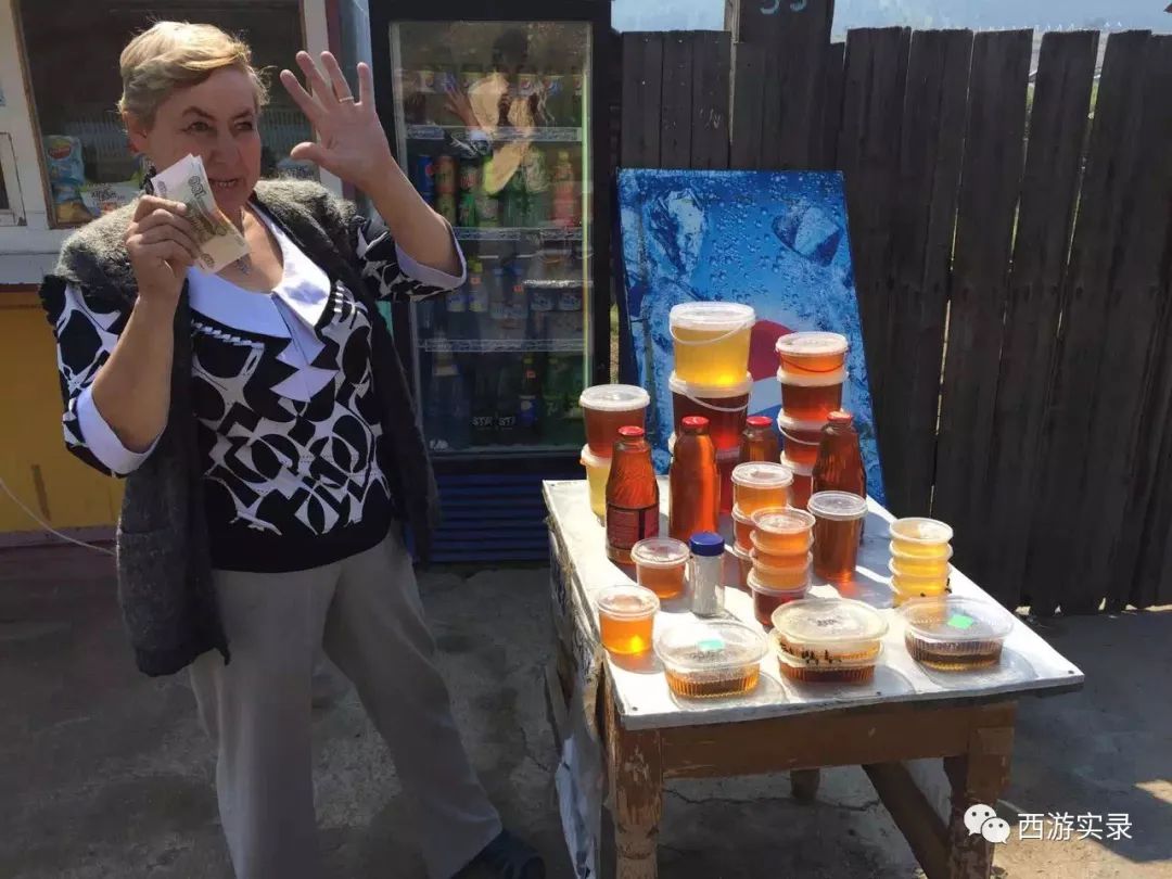 这女孩看到俄罗斯帅哥搭车，逼我停车，否则跳车