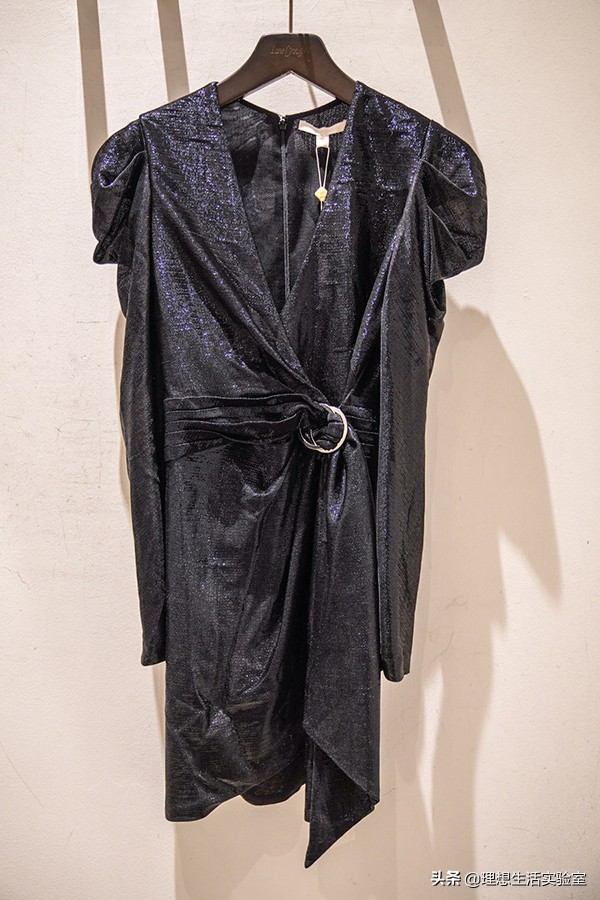 我们逛了天的成都时代奥莱，为你整理出这份春节新衣精明采购清单