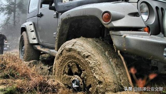 坑洼路开车技巧,开车过坑洼路面技巧