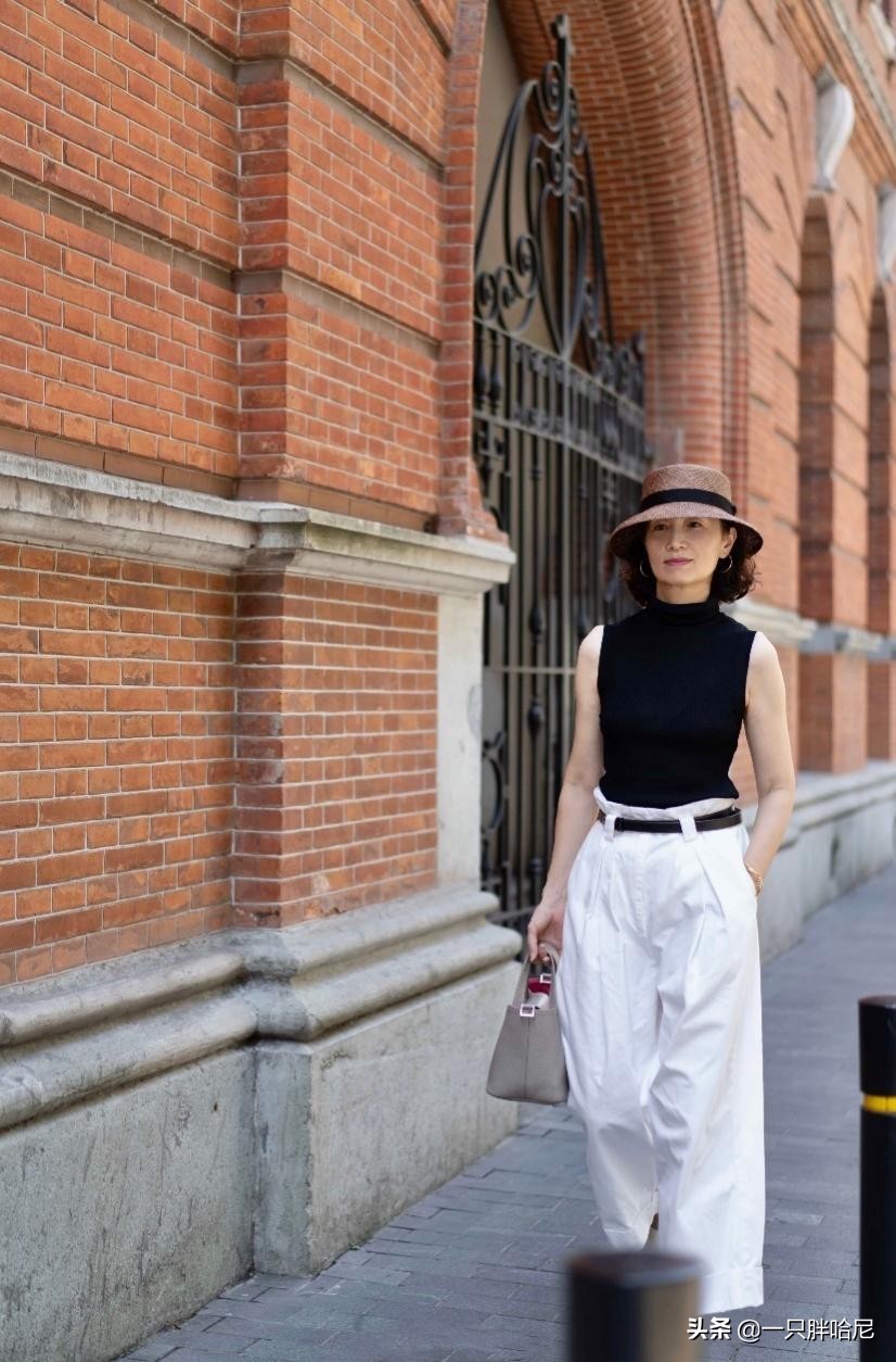 50岁女人穿t恤配牛仔裤好看吗,50岁的女人穿搭要做减法