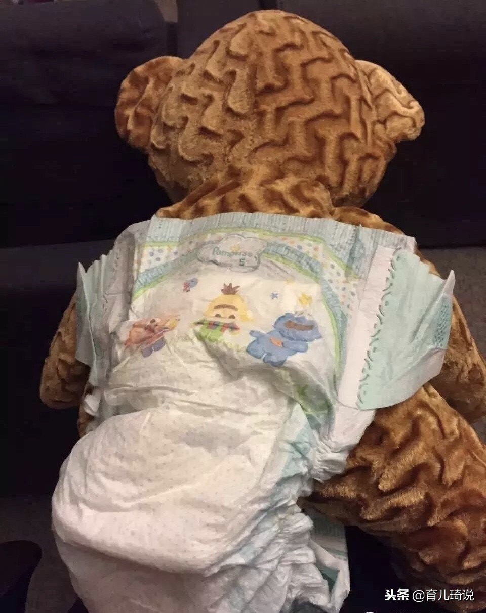 帮宝宝换尿不湿的正确方法,怎样给宝宝换尿不湿时不吐奶