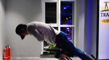 竖脊肌锻炼山羊挺身动作图解,练背前山羊挺身