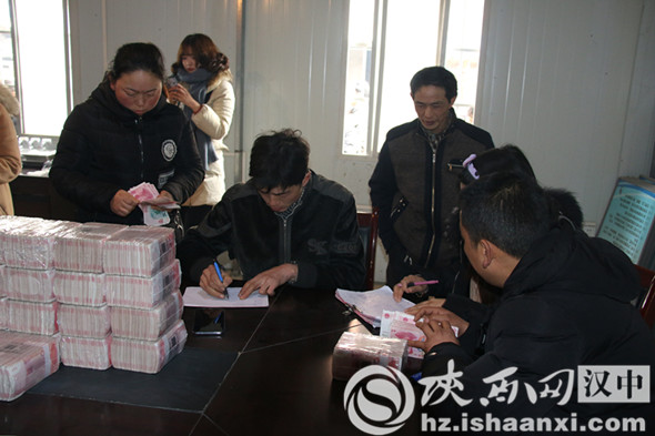 新春之际汉中堂宏广场向农民工集中发放工资900多万元