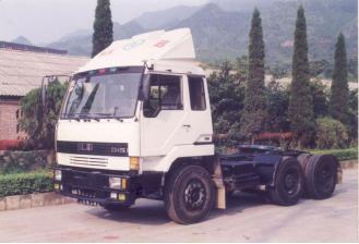 40年前的牵引车,50年红岩卡车