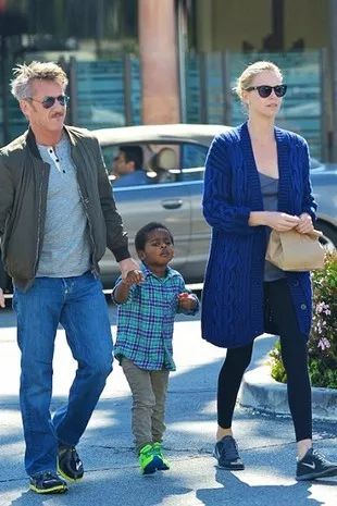 她的43岁，剃平头、扮丑增重50磅，她比男人更英气，比女人更妩媚