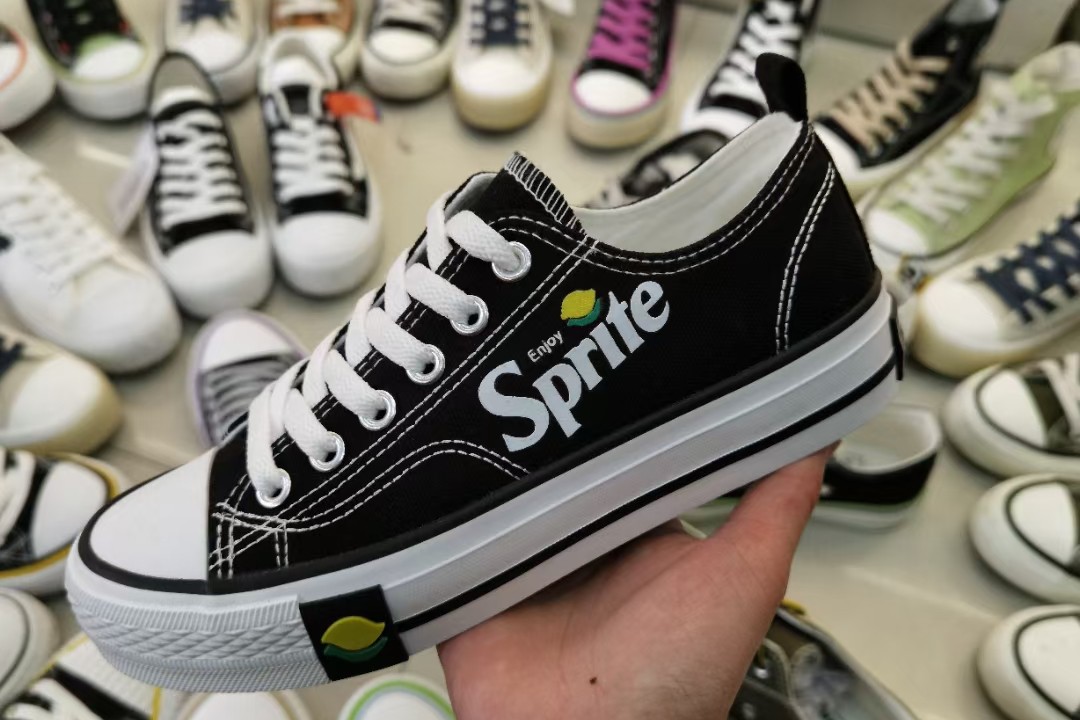 为什么年轻人喜欢穿帆布鞋,初中生现在为什么喜欢穿运动鞋