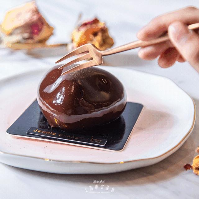 人广新开宝藏甜品店，把小笼包做成了慕斯蛋糕！