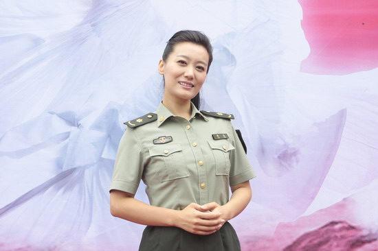 军旅歌手谭晶:32岁嫁41岁老公,37岁做妈妈,丈夫是科学家