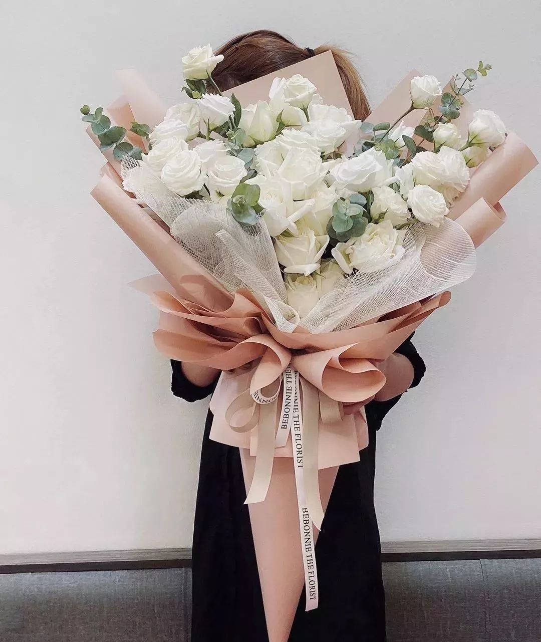 鲜花店日常换水整理花材,花要不要经常换水