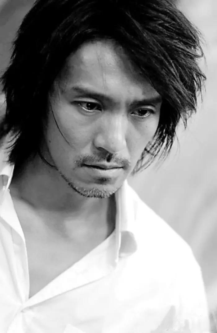 周星驰是华语影坛的标志性人物之一，被誉为中国的查理·卓别林