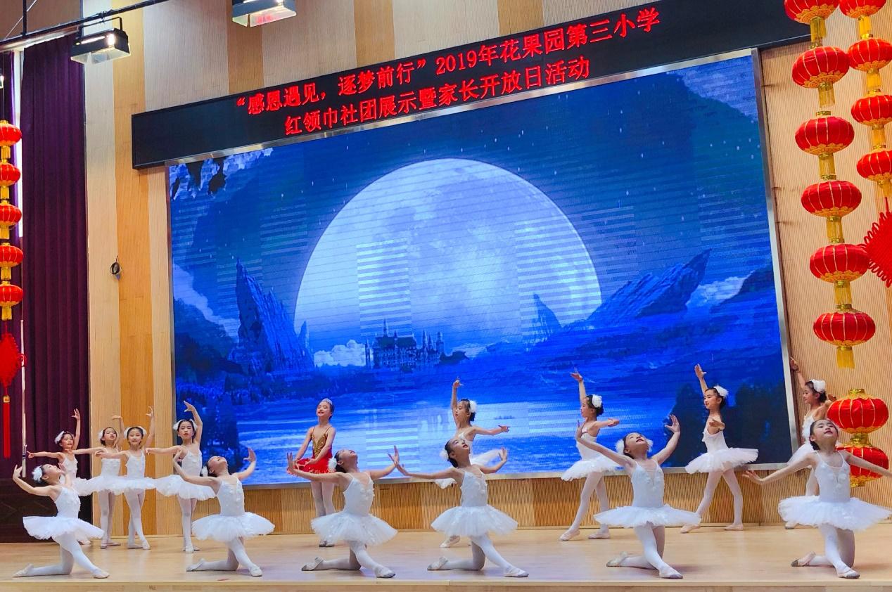 花三小学生展示“十八般武艺”下厨做饭给父母吃