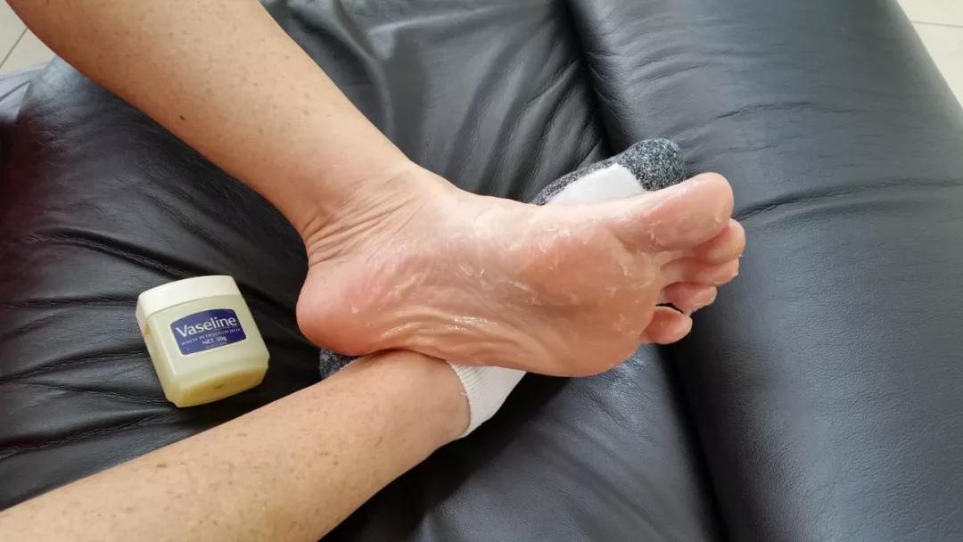 怎么选择足球鞋不磨脚,足球鞋为什么老是磨脚底长泡呢