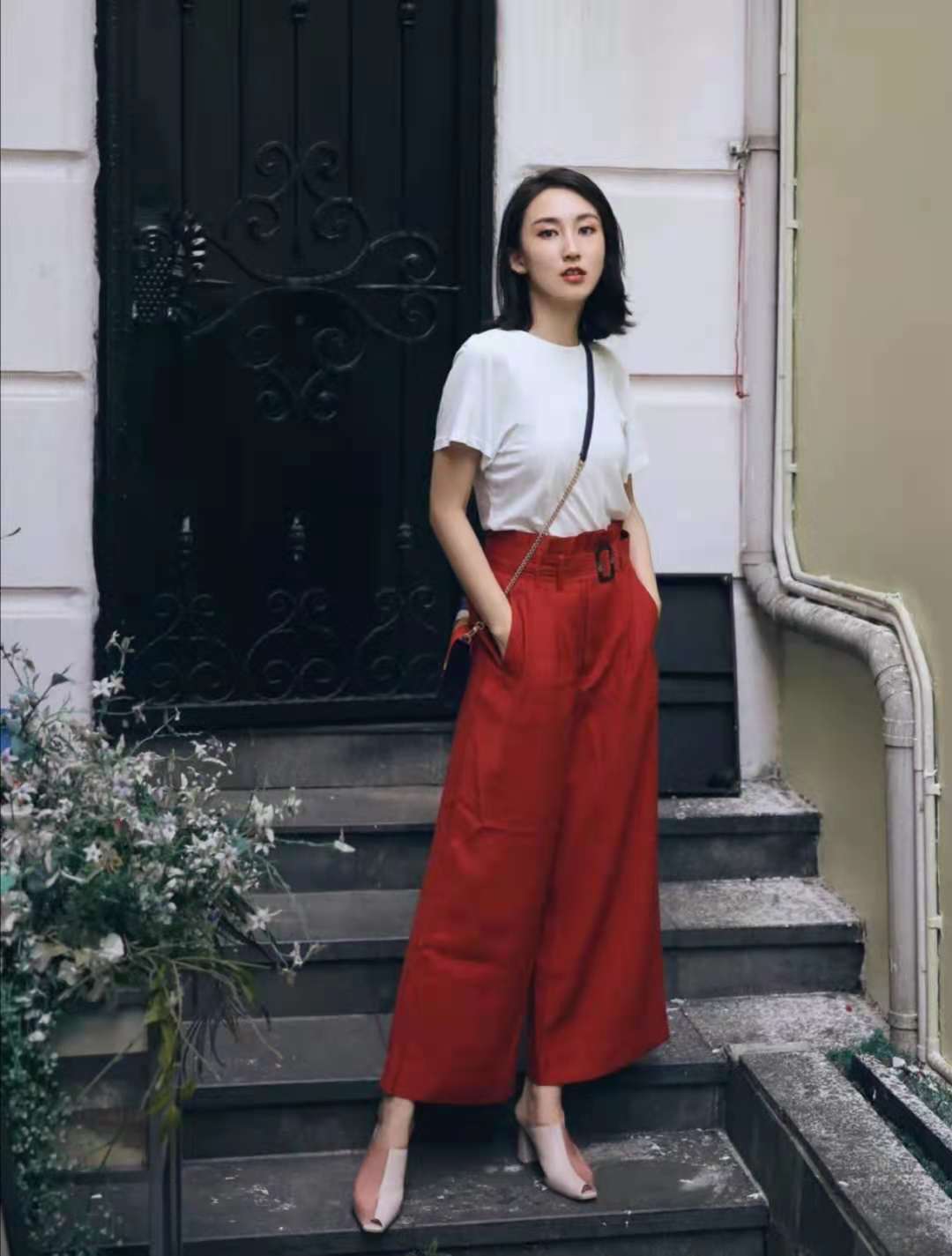 红色连体裤阔腿裤怎么搭配上衣,红色阔腿裤配什么颜色上衣好看