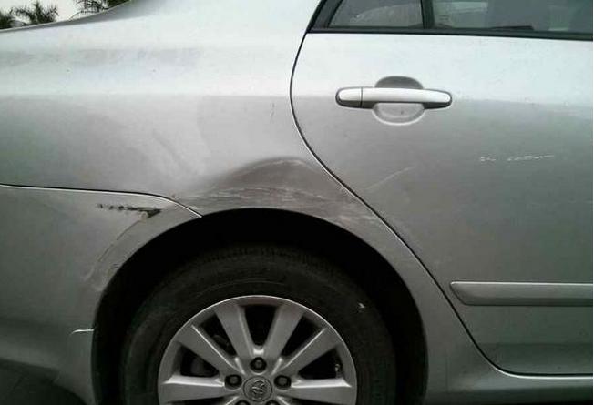 车子停路边不知道什么时候被撞,汽车停路边不知道谁撞了保险赔吗