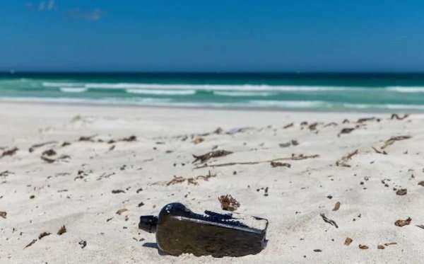 女子捡到一个130年前的漂流瓶,一女子在海里捡到一个漂流瓶