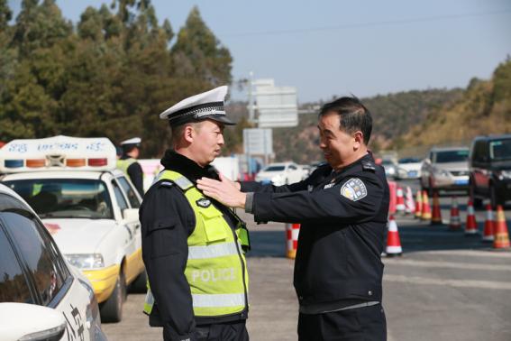 最美交警故事,最美交警辅警故事