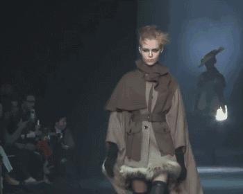 她是成长在同性家庭的试管婴儿，凭满满正能量成为维密“新一姐”