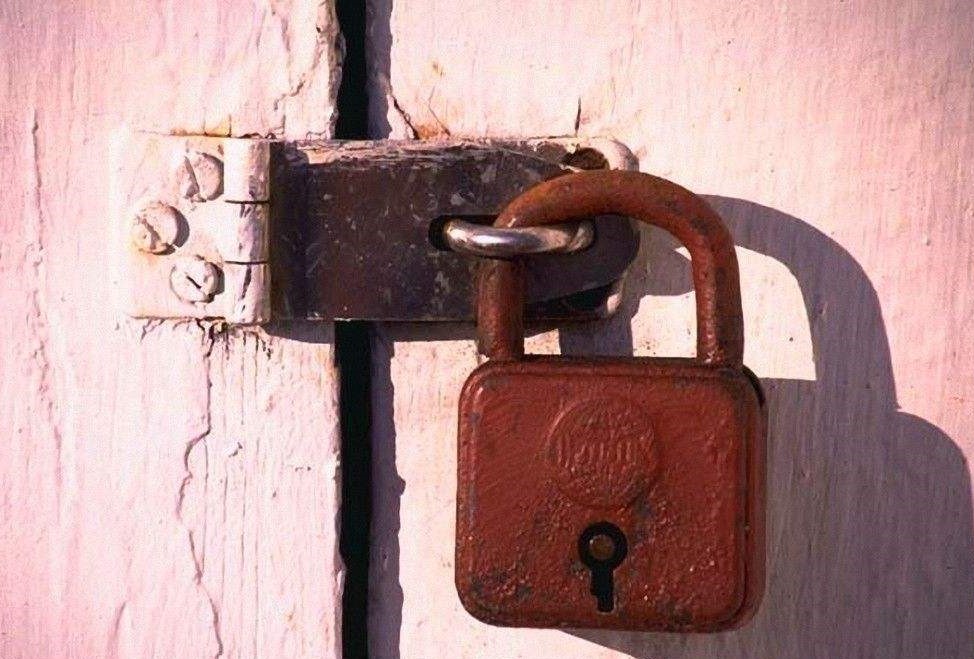 锁被雨淋了生锈了打不开,u型锁生锈打不开怎么解决