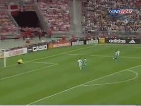 野兽足球的巅峰!一帮不知多少岁的bug,最*力暴**手段撞死西班牙!