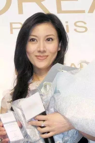 安以轩10克拉钻戒多少钱,安以轩手戴钻戒结婚的图片