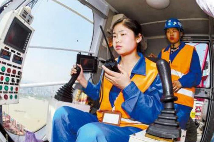 塔吊司机和挖掘机司机哪个工资高,南宁塔吊司机工资一般多少