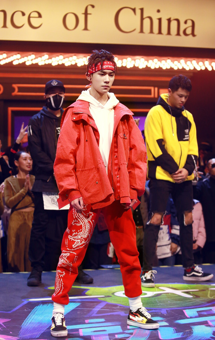 七岁小孩跳街舞很酷的感觉 (小孩喜欢跳的街舞又简单又好玩)