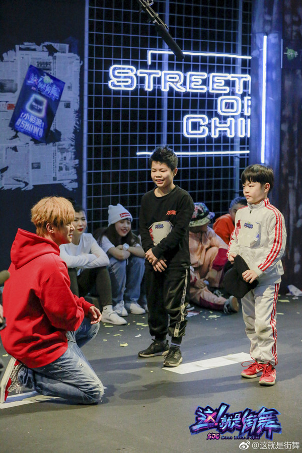 七岁小孩跳街舞很酷的感觉 (小孩喜欢跳的街舞又简单又好玩)