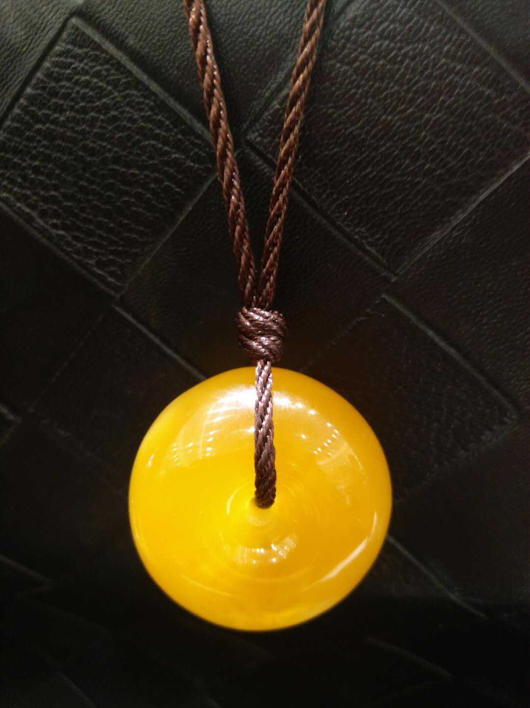 鉴别蜜蜡全解肯定有一招能帮到你,如何自己鉴别蜜蜡简单的方法