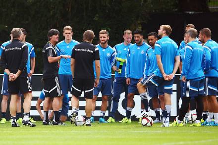 诺伊尔新赛季亮相,诺伊尔复出扑单刀